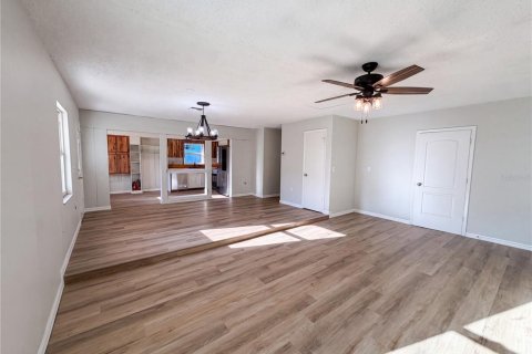 House in Orange City, Florida 3 bedrooms, 123.19 sq.m. № 2239489 - photo 5