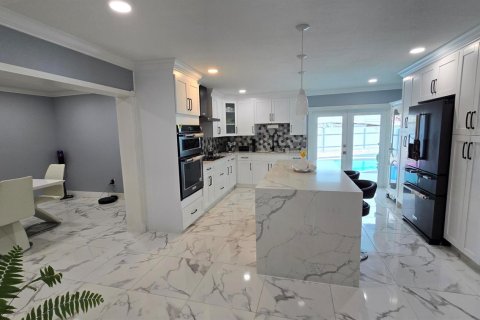 House in West Palm Beach, Florida 5 bedrooms, 201.97 sq.m. № 2392265 - photo 3