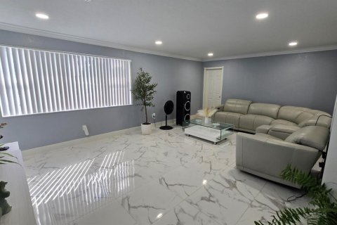 House in West Palm Beach, Florida 5 bedrooms, 201.97 sq.m. № 2392265 - photo 5