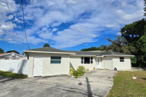 House in West Palm Beach, Florida 5 bedrooms, 201.97 sq.m. № 2392265 - photo 7