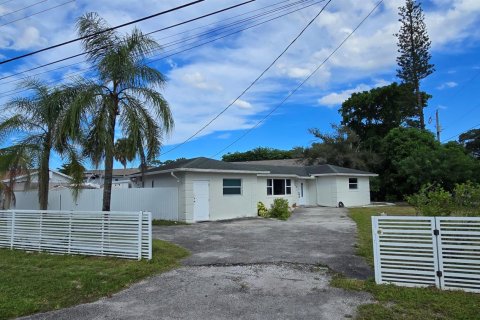 House in West Palm Beach, Florida 5 bedrooms, 201.97 sq.m. № 2392265 - photo 6