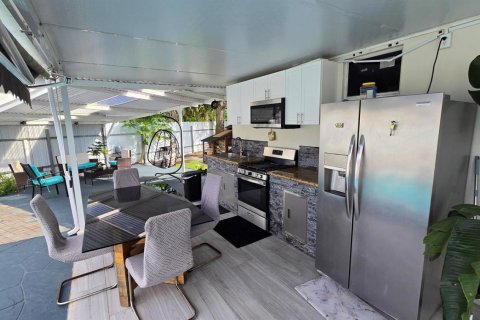 House in West Palm Beach, Florida 5 bedrooms, 201.97 sq.m. № 2392265 - photo 9