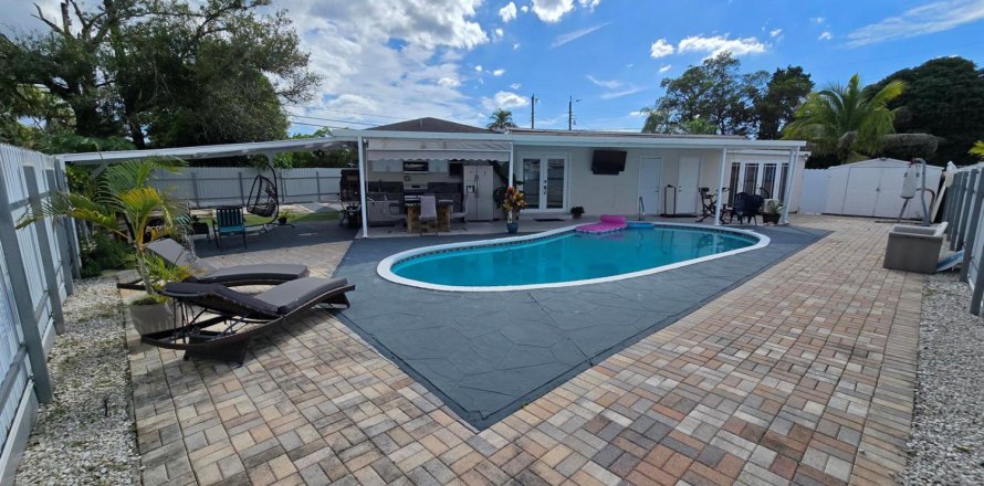 House in West Palm Beach, Florida 5 bedrooms, 201.97 sq.m. № 2392265