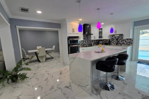 House in West Palm Beach, Florida 5 bedrooms, 201.97 sq.m. № 2392265 - photo 4