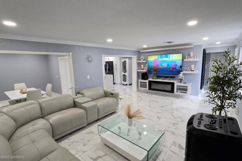 House in West Palm Beach, Florida 5 bedrooms, 201.97 sq.m. № 2392265 - photo 2