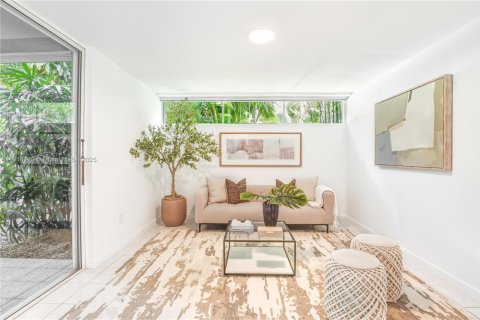 Villa ou maison à vendre à Miami, Floride: 3 chambres, 259.2 m2 № 1974291 - photo 17