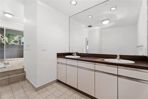 Villa ou maison à vendre à Miami, Floride: 3 chambres, 259.2 m2 № 1974291 - photo 28