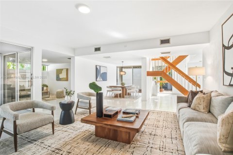 Villa ou maison à vendre à Miami, Floride: 3 chambres, 259.2 m2 № 1974291 - photo 14