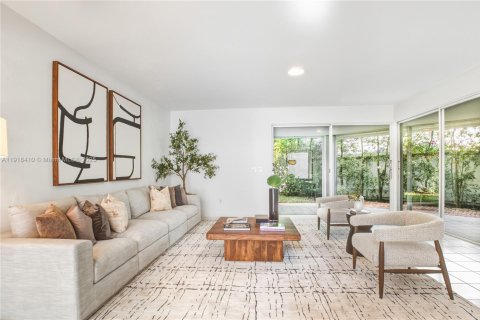Villa ou maison à vendre à Miami, Floride: 3 chambres, 259.2 m2 № 1974291 - photo 12