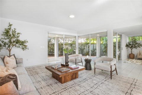 Villa ou maison à vendre à Miami, Floride: 3 chambres, 259.2 m2 № 1974291 - photo 11