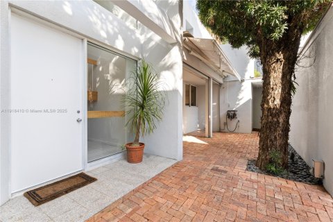 Villa ou maison à vendre à Miami, Floride: 3 chambres, 259.2 m2 № 1974291 - photo 9