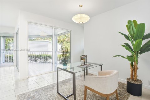 Villa ou maison à vendre à Miami, Floride: 3 chambres, 259.2 m2 № 1974291 - photo 24