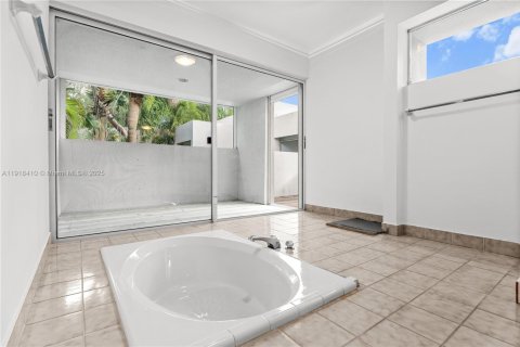 Villa ou maison à vendre à Miami, Floride: 3 chambres, 259.2 m2 № 1974291 - photo 27