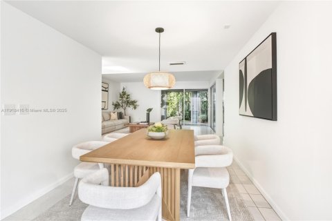 Villa ou maison à vendre à Miami, Floride: 3 chambres, 259.2 m2 № 1974291 - photo 16