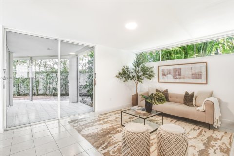 Villa ou maison à vendre à Miami, Floride: 3 chambres, 259.2 m2 № 1974291 - photo 18