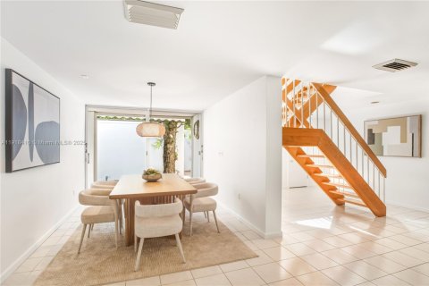 Villa ou maison à vendre à Miami, Floride: 3 chambres, 259.2 m2 № 1974291 - photo 15