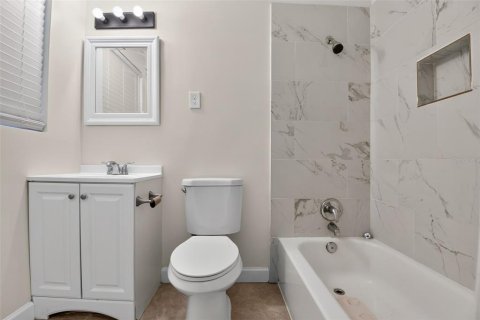 House in Edgewater, Florida 3 bedrooms, 104.79 sq.m. № 2094623 - photo 25