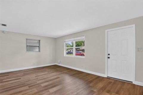 House in Edgewater, Florida 3 bedrooms, 104.79 sq.m. № 2094623 - photo 23