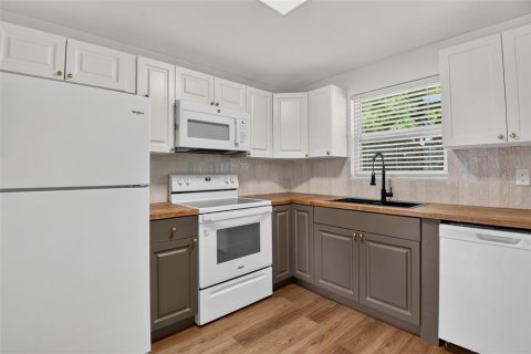 House in Edgewater, Florida 3 bedrooms, 104.79 sq.m. № 2094623 - photo 11