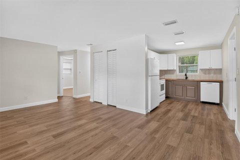 House in Edgewater, Florida 3 bedrooms, 104.79 sq.m. № 2094623 - photo 12