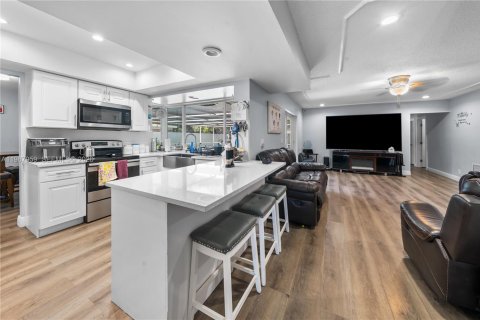 House in Plantation, Florida 5 bedrooms, 195.37 sq.m. № 2051214 - photo 18