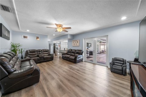 House in Plantation, Florida 5 bedrooms, 195.37 sq.m. № 2051214 - photo 20