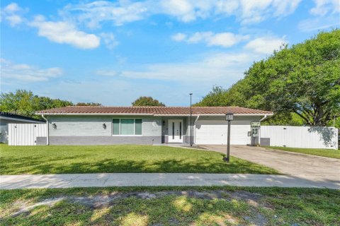 House in Plantation, Florida 5 bedrooms, 195.37 sq.m. № 2051214 - photo 2