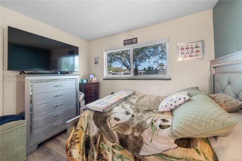 House in Plantation, Florida 5 bedrooms, 195.37 sq.m. № 2051214 - photo 23