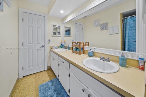 House in Plantation, Florida 5 bedrooms, 195.37 sq.m. № 2051214 - photo 25