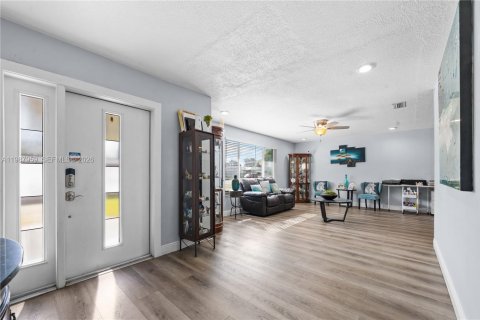 House in Plantation, Florida 5 bedrooms, 195.37 sq.m. № 2051214 - photo 4