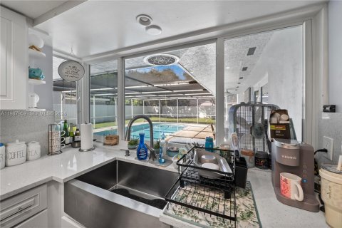 House in Plantation, Florida 5 bedrooms, 195.37 sq.m. № 2051214 - photo 11