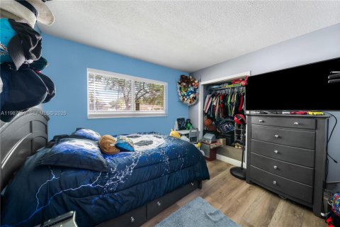 House in Plantation, Florida 5 bedrooms, 195.37 sq.m. № 2051214 - photo 26