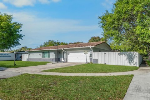 House in Plantation, Florida 5 bedrooms, 195.37 sq.m. № 2051214 - photo 3