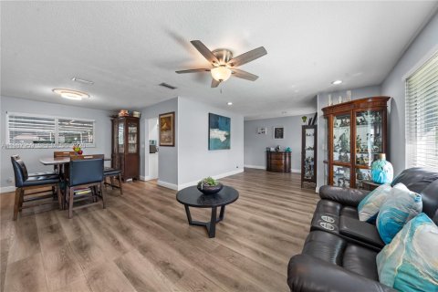 House in Plantation, Florida 5 bedrooms, 195.37 sq.m. № 2051214 - photo 8