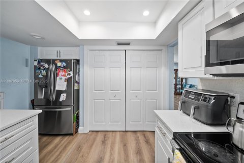 House in Plantation, Florida 5 bedrooms, 195.37 sq.m. № 2051214 - photo 16