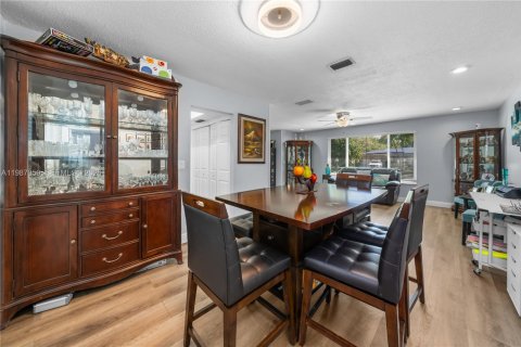 House in Plantation, Florida 5 bedrooms, 195.37 sq.m. № 2051214 - photo 7