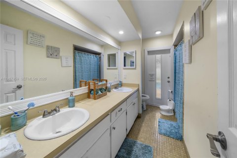 House in Plantation, Florida 5 bedrooms, 195.37 sq.m. № 2051214 - photo 24