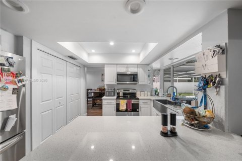 House in Plantation, Florida 5 bedrooms, 195.37 sq.m. № 2051214 - photo 9