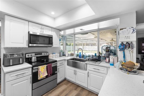 House in Plantation, Florida 5 bedrooms, 195.37 sq.m. № 2051214 - photo 10