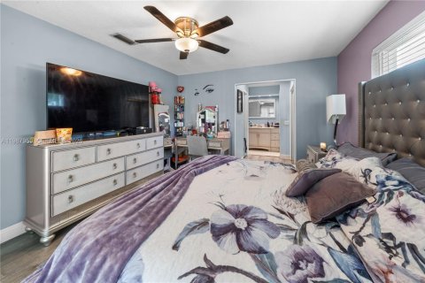 House in Plantation, Florida 5 bedrooms, 195.37 sq.m. № 2051214 - photo 13