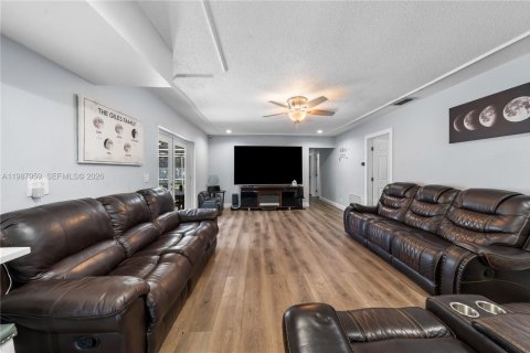 House in Plantation, Florida 5 bedrooms, 195.37 sq.m. № 2051214 - photo 19