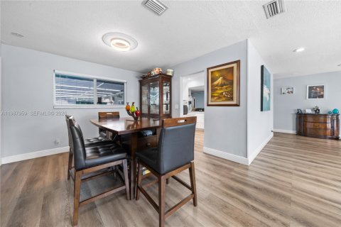 House in Plantation, Florida 5 bedrooms, 195.37 sq.m. № 2051214 - photo 6