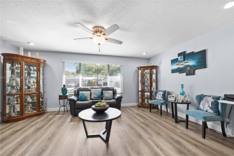 House in Plantation, Florida 5 bedrooms, 195.37 sq.m. № 2051214 - photo 5