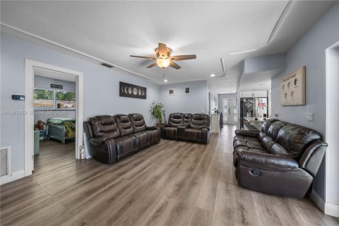 House in Plantation, Florida 5 bedrooms, 195.37 sq.m. № 2051214 - photo 21