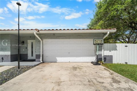 House in Plantation, Florida 5 bedrooms, 195.37 sq.m. № 2051214