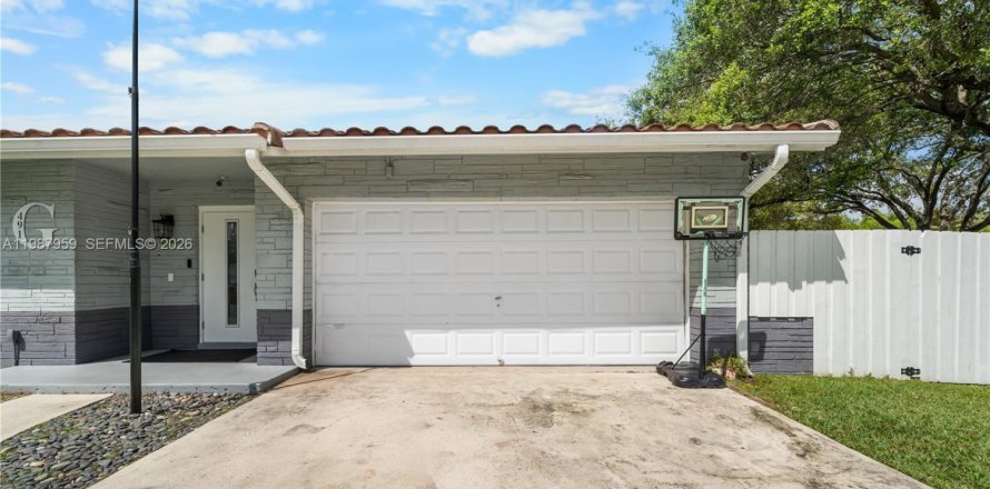 House in Plantation, Florida 5 bedrooms, 195.37 sq.m. № 2051214