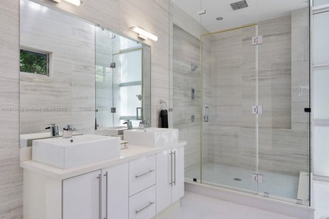 Casa en alquiler en Miami, Florida, 5 dormitorios, 433.85 m2 № 1974656 - foto 16