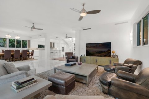 Casa en alquiler en Miami, Florida, 5 dormitorios, 433.85 m2 № 1974656 - foto 9