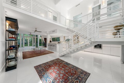 Casa en alquiler en Miami, Florida, 5 dormitorios, 433.85 m2 № 1974656 - foto 2