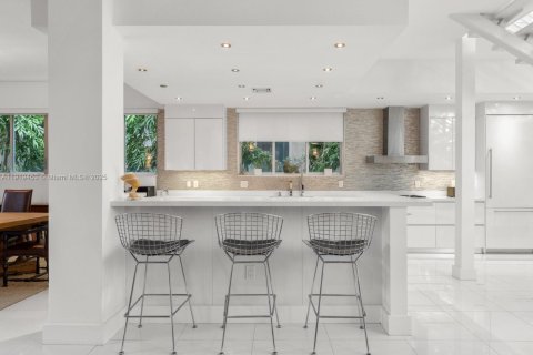 Casa en alquiler en Miami, Florida, 5 dormitorios, 433.85 m2 № 1974656 - foto 5
